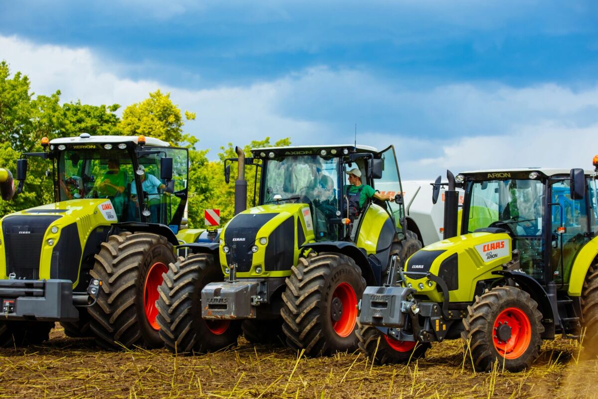 Drei grüne Traktoren auf dem Feld
